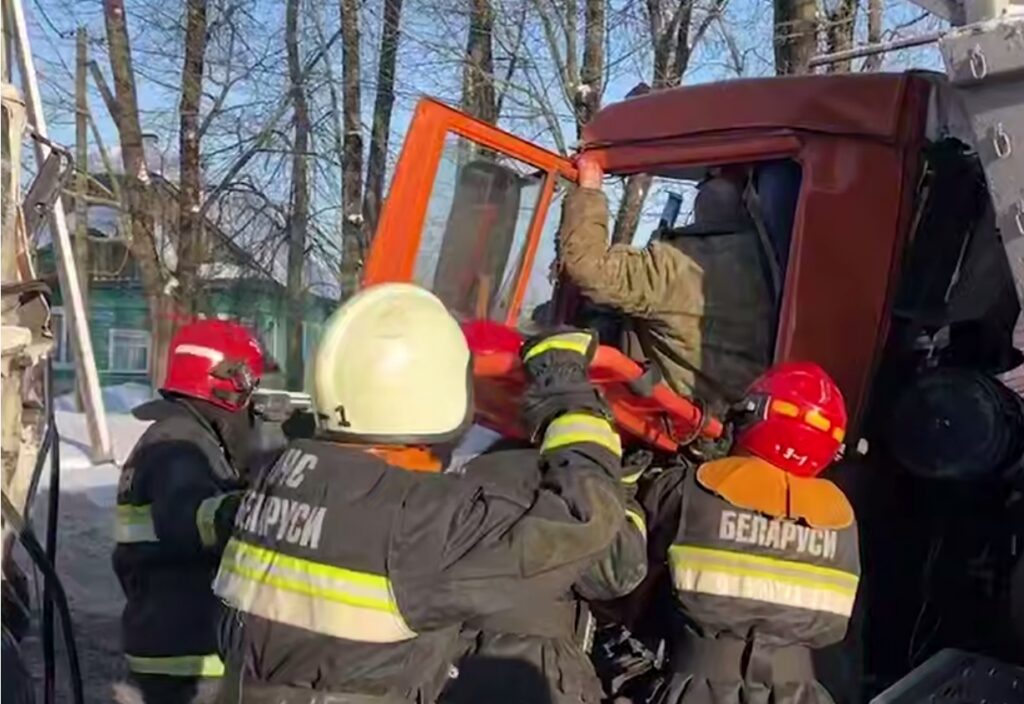 Авария в Вилейском районе: спасатели извлекли водителя из искорёженной кабины