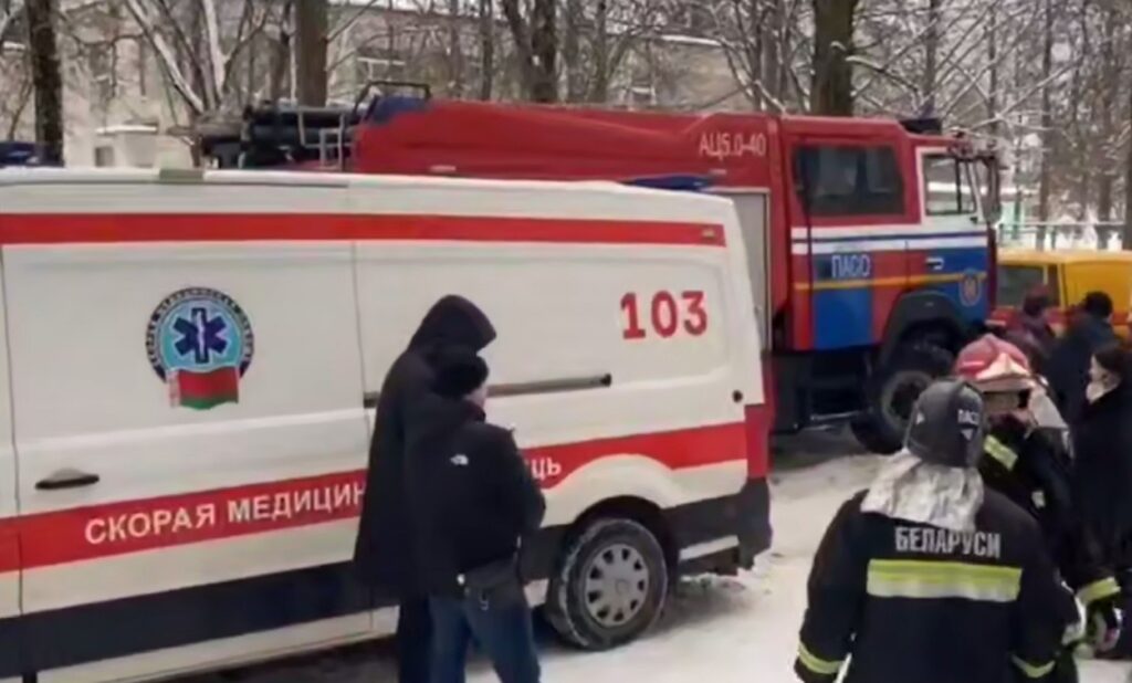 Спасатели эвакуировали жильцов дома в Витебске из-за проседания плиты потолочного перекрытия