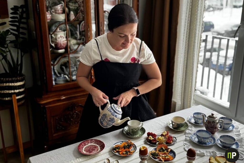 Жительница Копище рассказала, как собрать коллекцию посуды за 1500$, меняя чайник на печенье