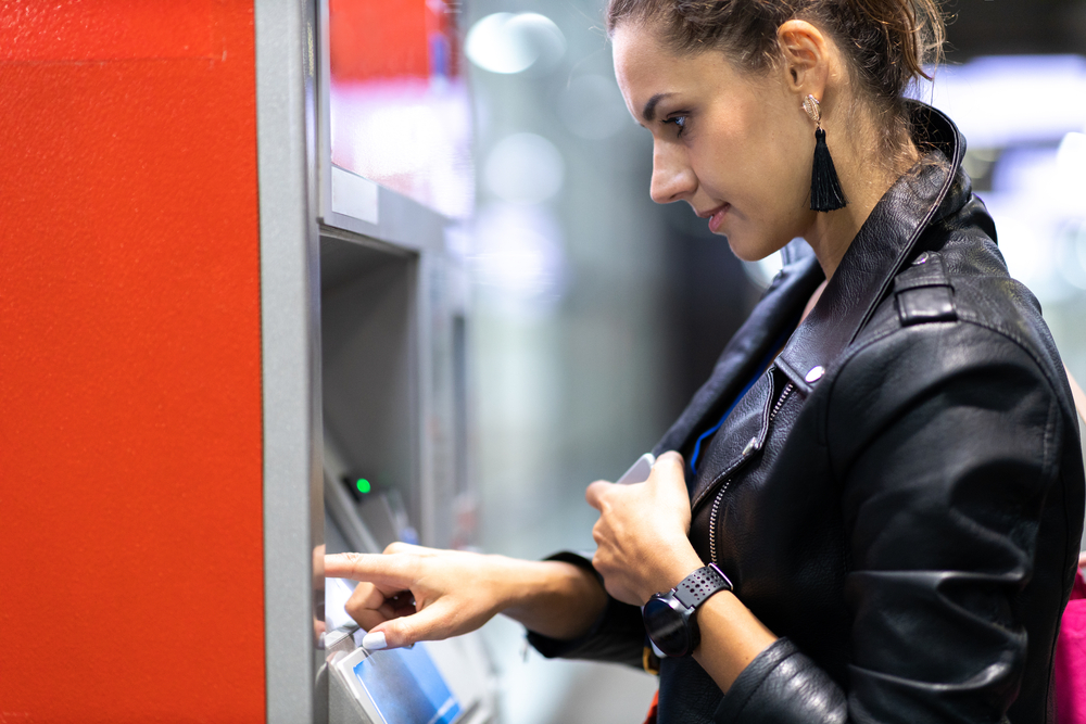 Положить деньги на карту до 16:00, но сразу доехать — как немцам создают проблемы на ровном месте