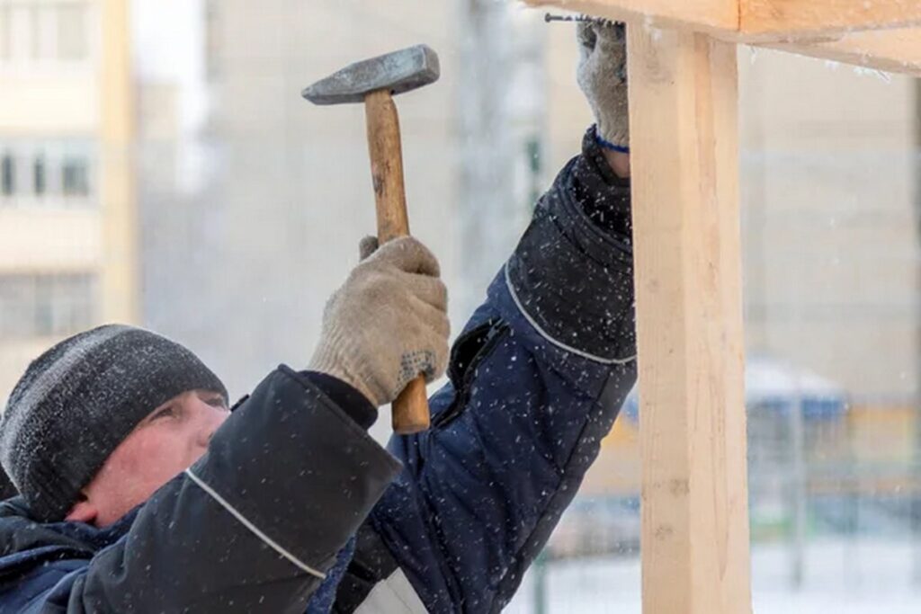 Работа на открытом воздухе в морозы: что обязан обеспечить работодатель