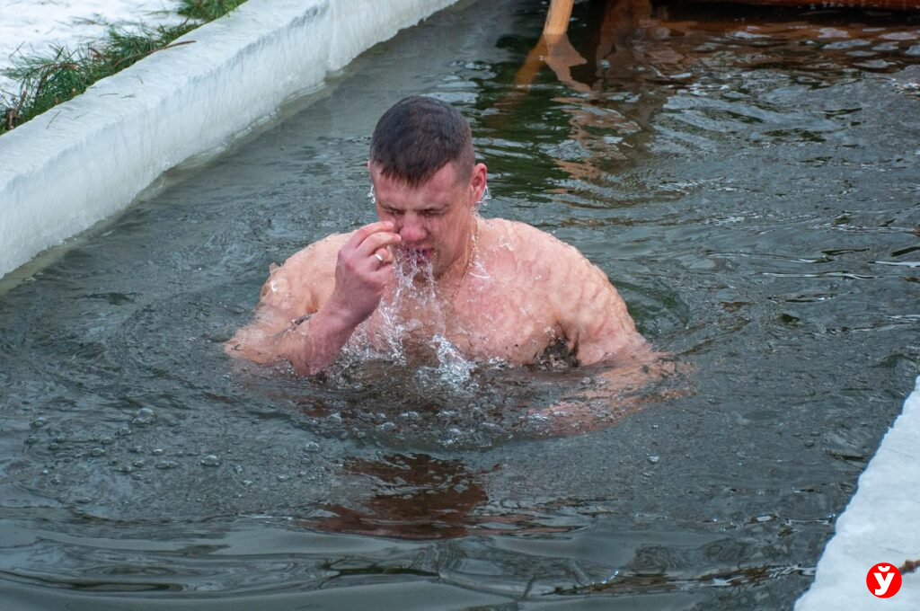 Почему в проруби нельзя нырять с головой — ответили в МЧС