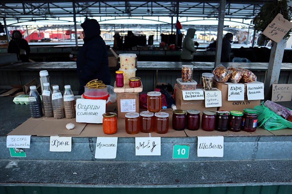 Пустой базарный день в Молодечно: цены на носки, лопаты и закатки