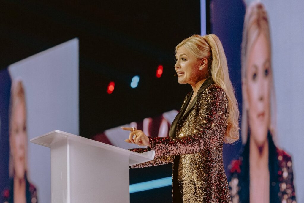 Вдова Чарли Кирка торопит суд и уходит от ответов