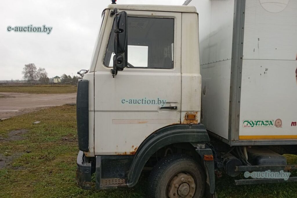 Автолавку за 8 тысяч продают на торгах в Мяделе — но есть один нюанс