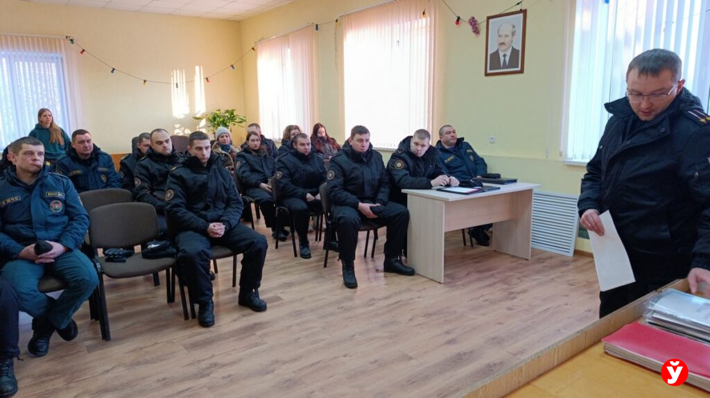 Логойские спасатели проверяют дома злоупотребляющих граждан