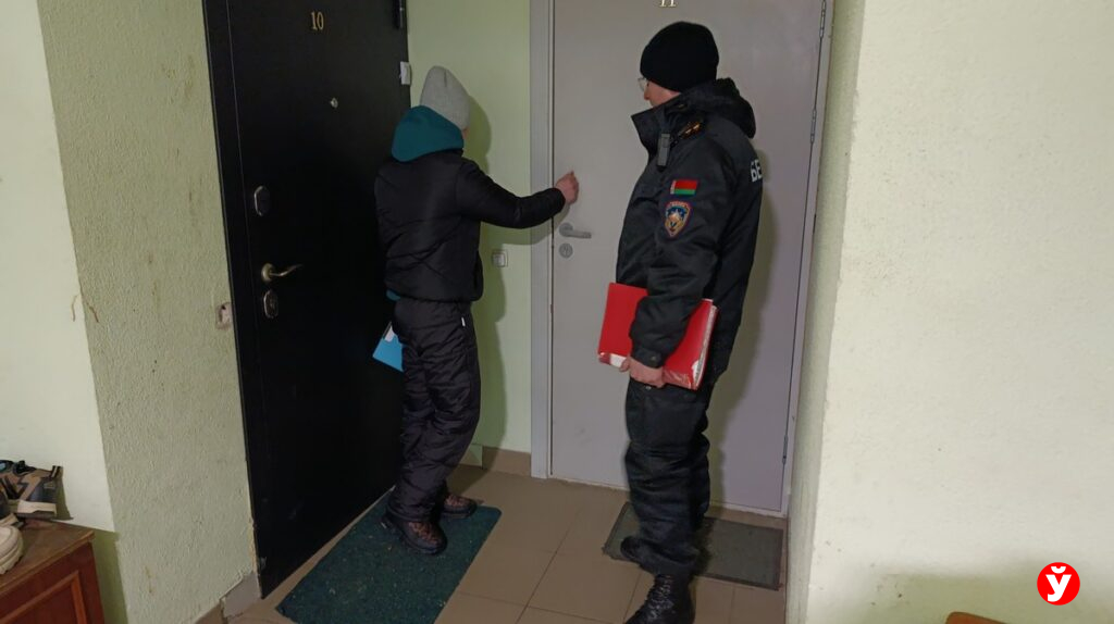 Логойские спасатели проверяют дома злоупотребляющих граждан