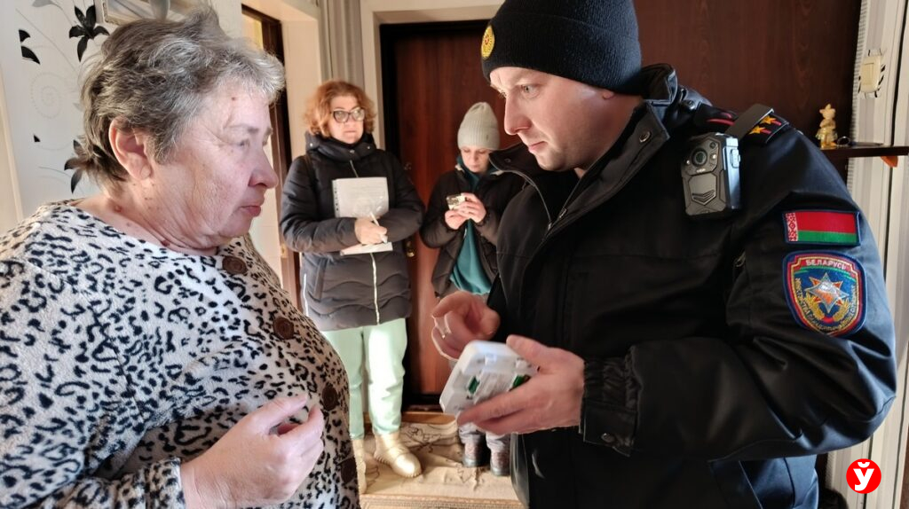 Логойские спасатели проверяют дома злоупотребляющих граждан