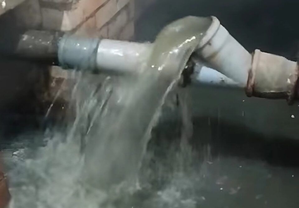 Морозы и засоры: водоканал объяснил причину аварии в подвале дома в Смолевичах