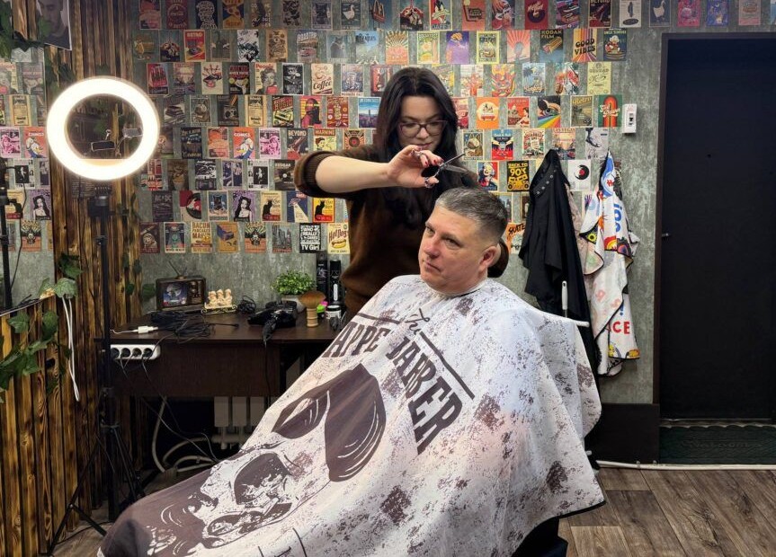 В 22 года исполнила мечту: как Ольга открыла кабинет мужских стрижек в Острошицком Городке