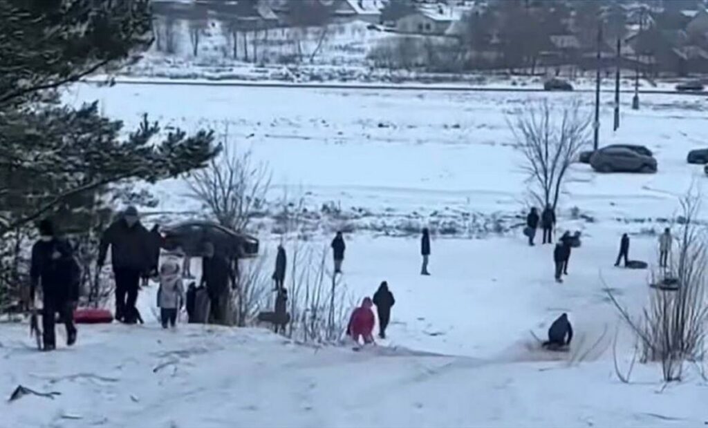 Тюбинг за авто и горки у воды: какие нарушения при обеспечении зимнего досуга нашли на Брестчине