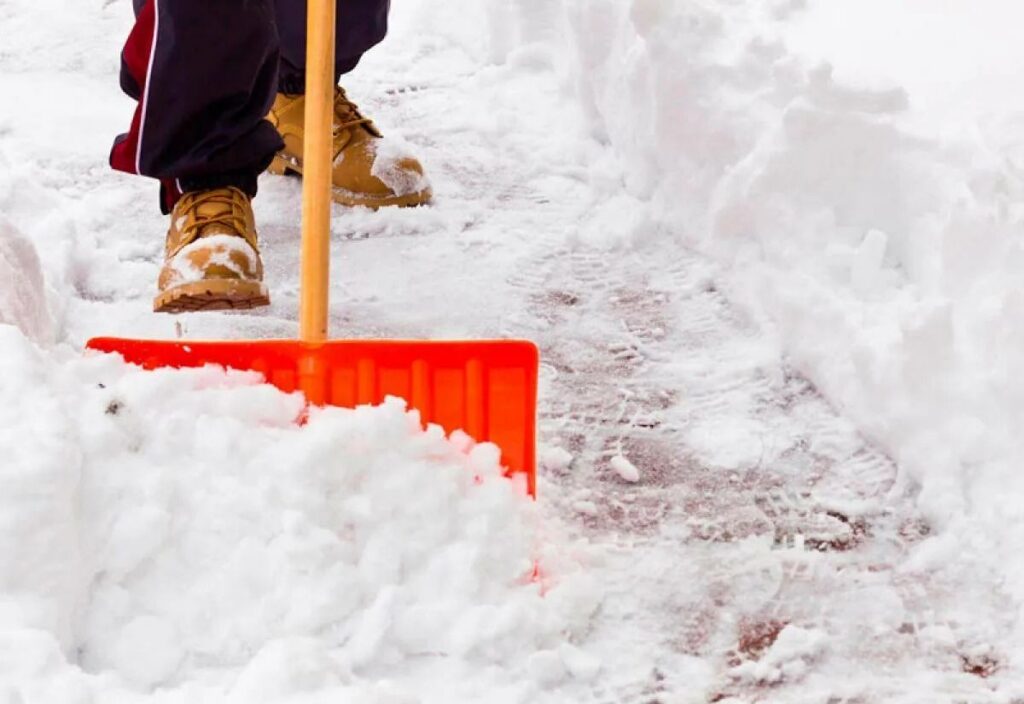 Белорусы вышли убирать снег и получили штрафы — как это произошло