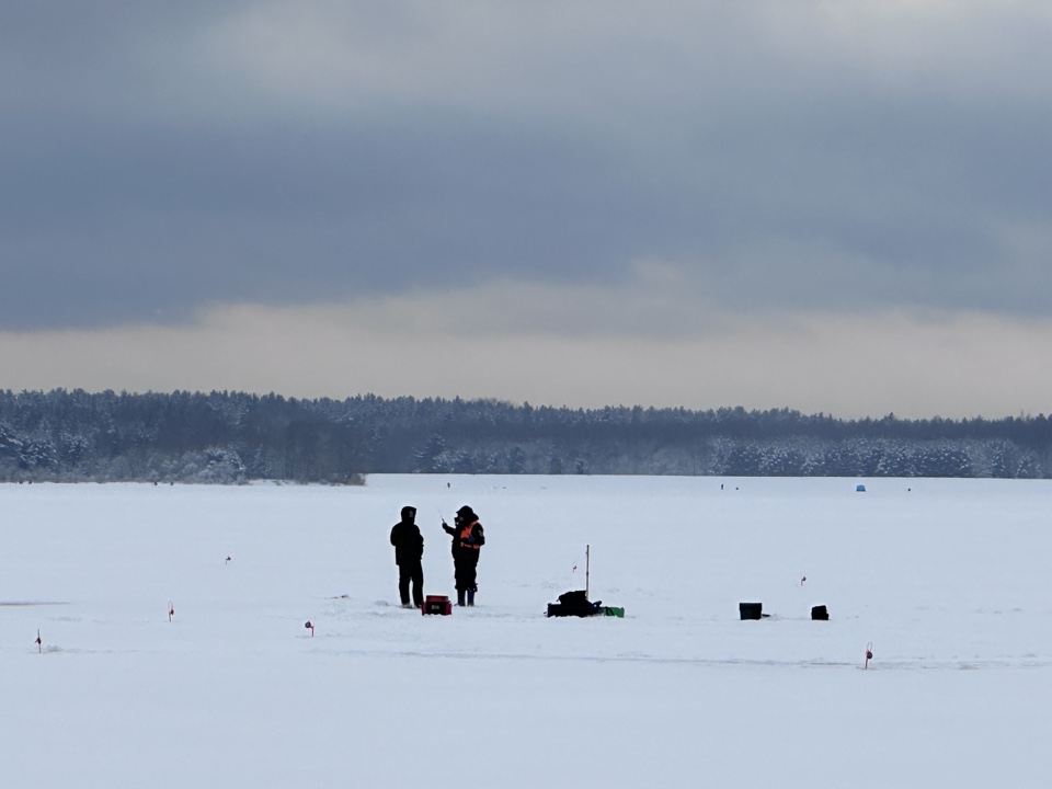 Лёд крошится под ногами: ОСВОД предупреждает рыбаков на Вилейском водохранилище
