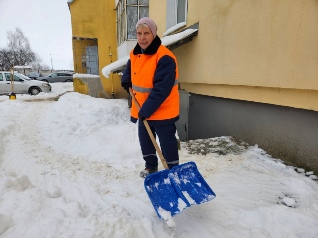 «Иногда записываю добрые слова на телефон»: дворник Татьяна с 7 утра борется с непогодой в Молодечно