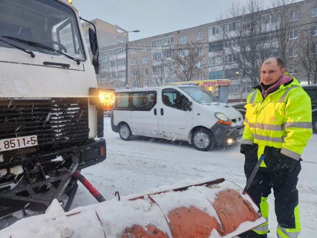 Выехал на расчистку в 23:00: в Молодечно всю ночь убирали снег