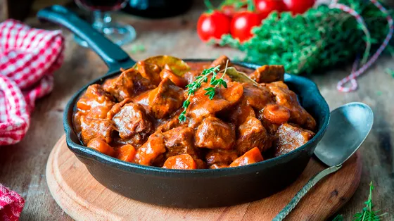 Монохромная кухня: тепло и насыщение в терракотовых тонах