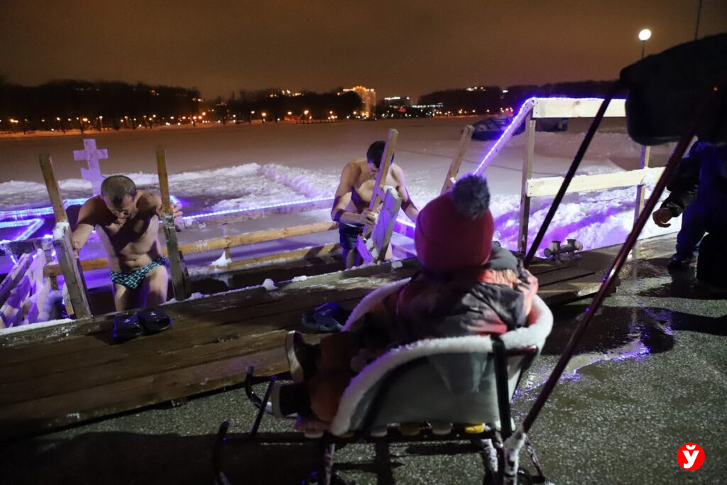 окунаться в прорубь на Крещение