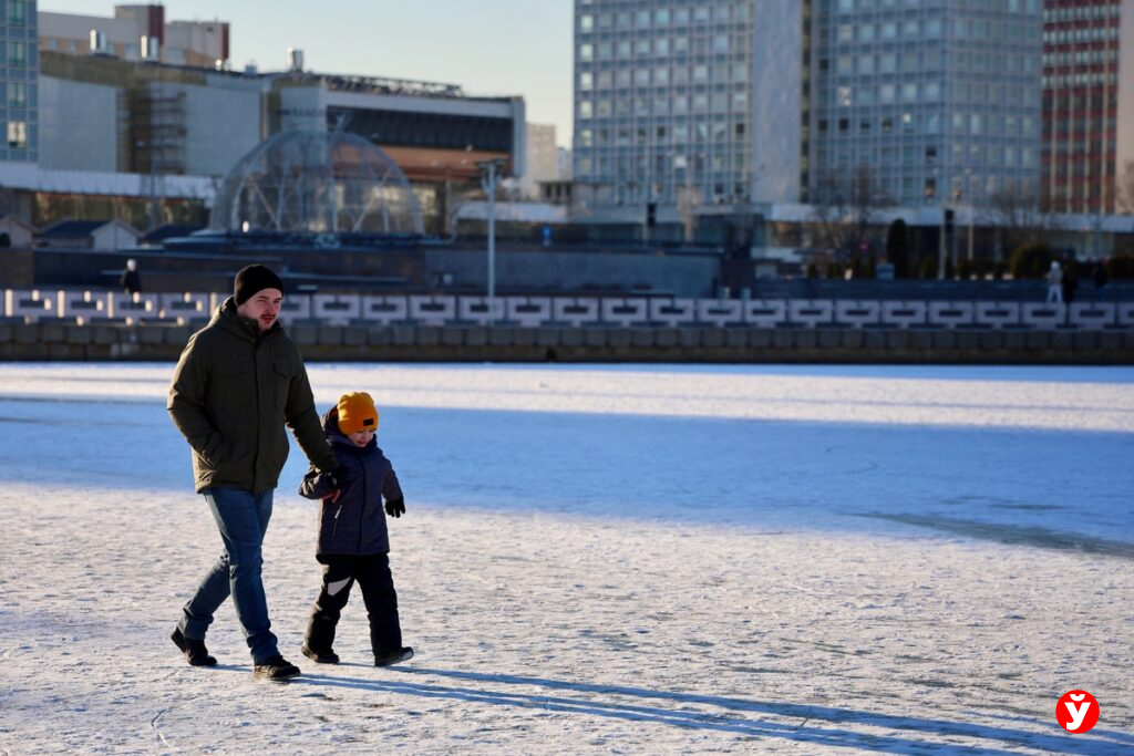Прогулки по льду Свислочи могут обернуться штрафом — и вот в каком случае
