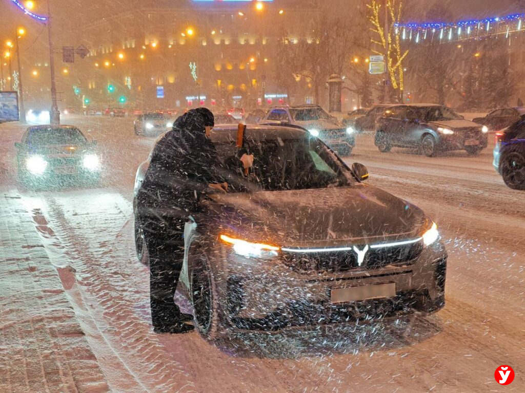 Минск встретил снежную метель