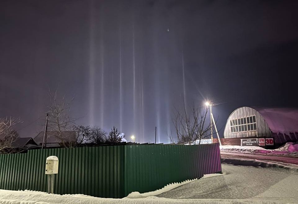 Ледяное чудо над Смолевичами: в небе появились редкие световые столбы