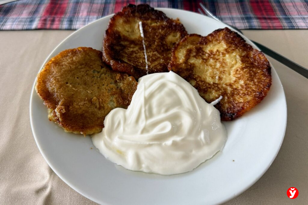 Нашли заведение в Фаниполе, где подают драники с горой сметаны всего за 2,99 рубля