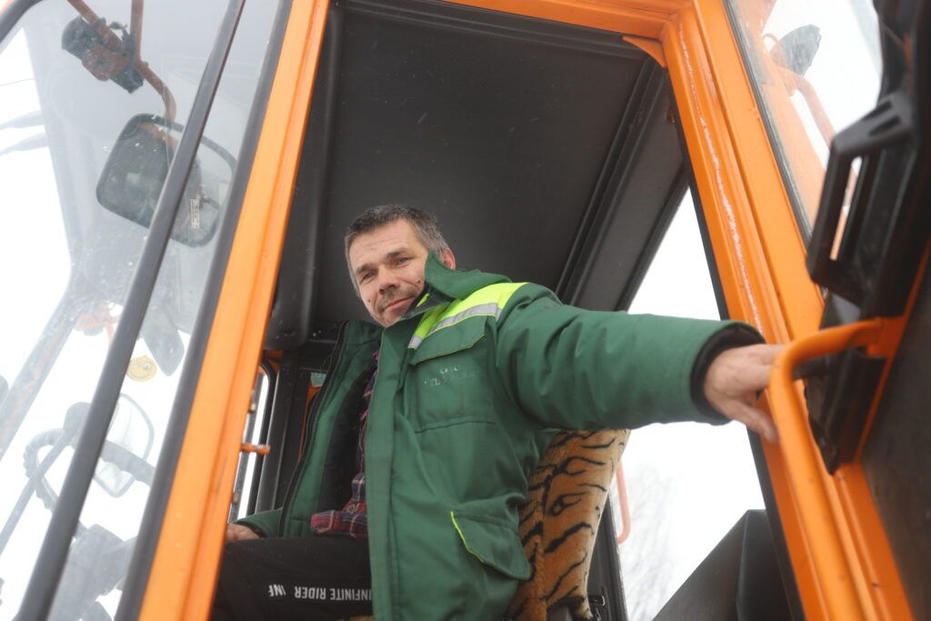 На смене с полуночи и без пауз: снежные будни водителя погрузчика в Смолевичах