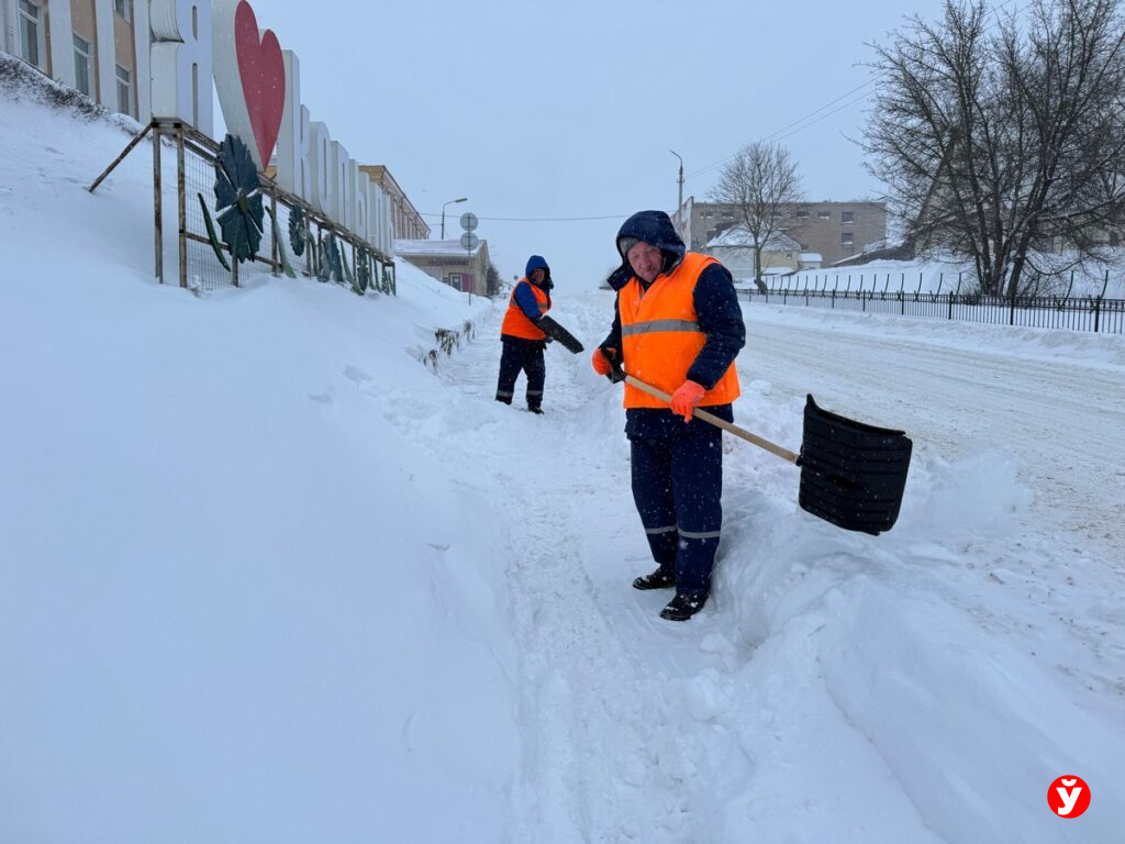 чистить снег