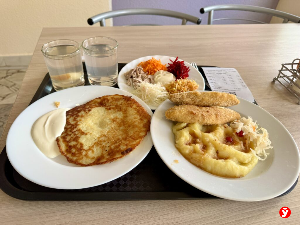 Пятничный обед с белорусским характером: пробуем драники в центральной столовой Копыля