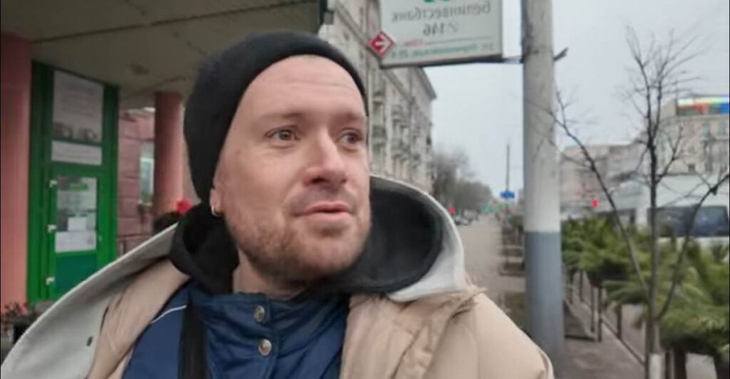 «Во Франции за это клеймят». Француз провел 24 часа в «диктатуре» и удивился белорусским флагом