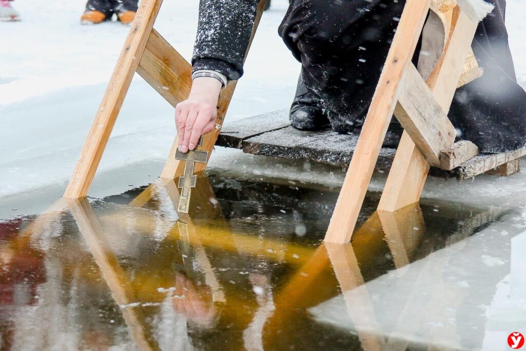 Теплые раздевалки, бани и еда на месте: как обустроят площадки для крещенских купаний в Беларуси