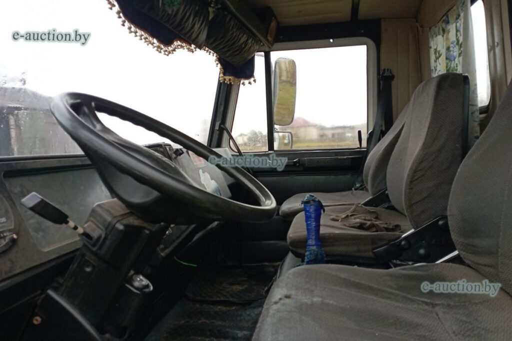 Автолавку за 8 тысяч продают на торгах в Мяделе — но есть один нюанс