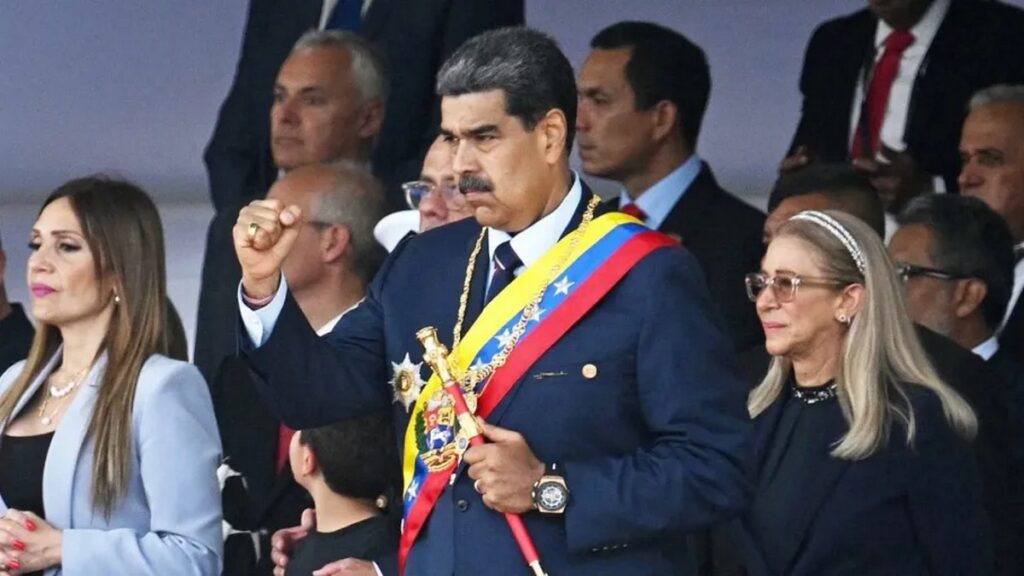 США предъявили обвинения Мадуро и его жене