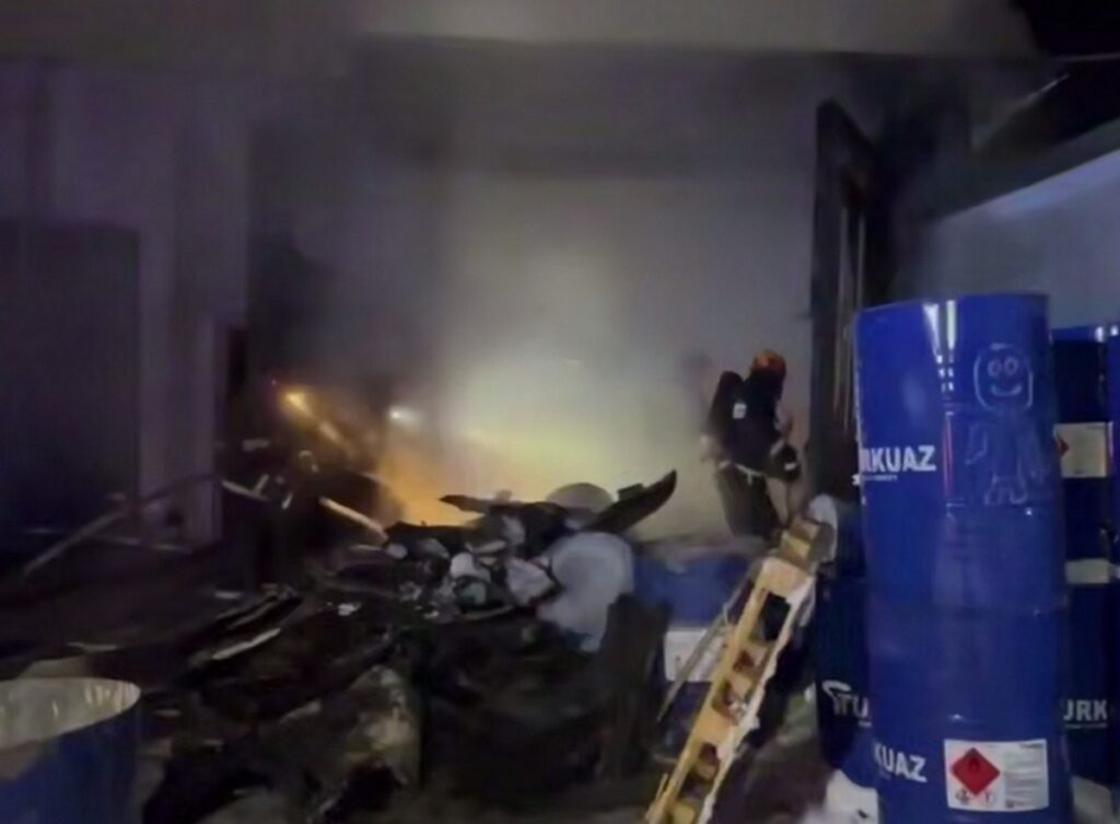 Пожар в деревне Скориничи: спасатели тушили пластиковые детали в гараже