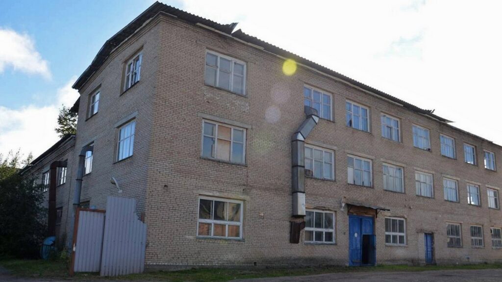 Швейный цех с оборудованием в Лепеле продадут на аукционе