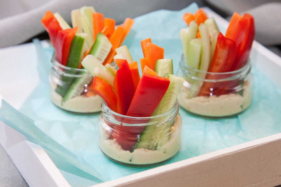 Овощные палочки, орехи и цельнозерновой сэндвич. Собираем полезный перекус ребенку в школу