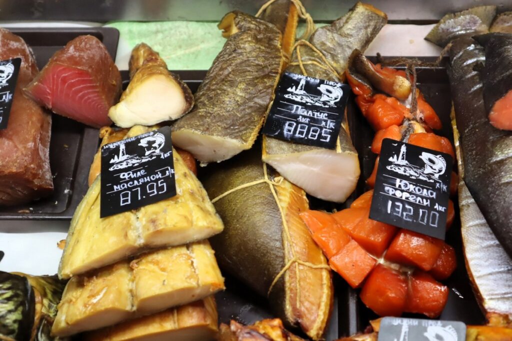 Сравнили цены на камчатскую и местную рыбу в Молодечно — какая из них в три раза дороже?