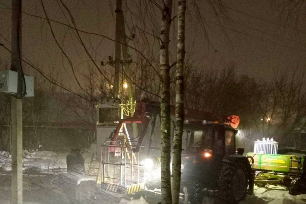 Более 250 населенных пунктов Беларуси за прошедшие сутки были без света из‑за снежного циклона