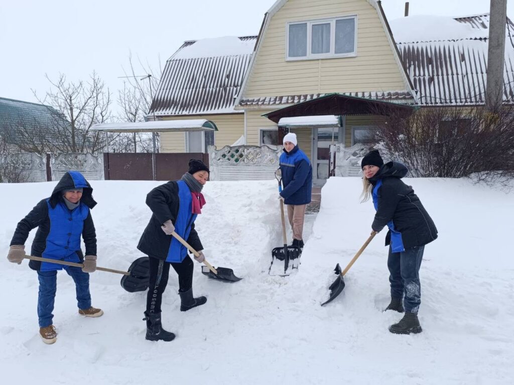 Бригады соцработников и волонтеры Минщины помогают пенсионерам расчистить снег