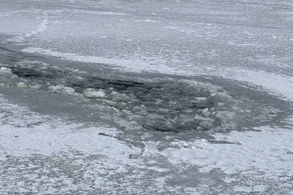 Мужчина провалился под лёд на Минском море, из полыньи его вытащил прохожий