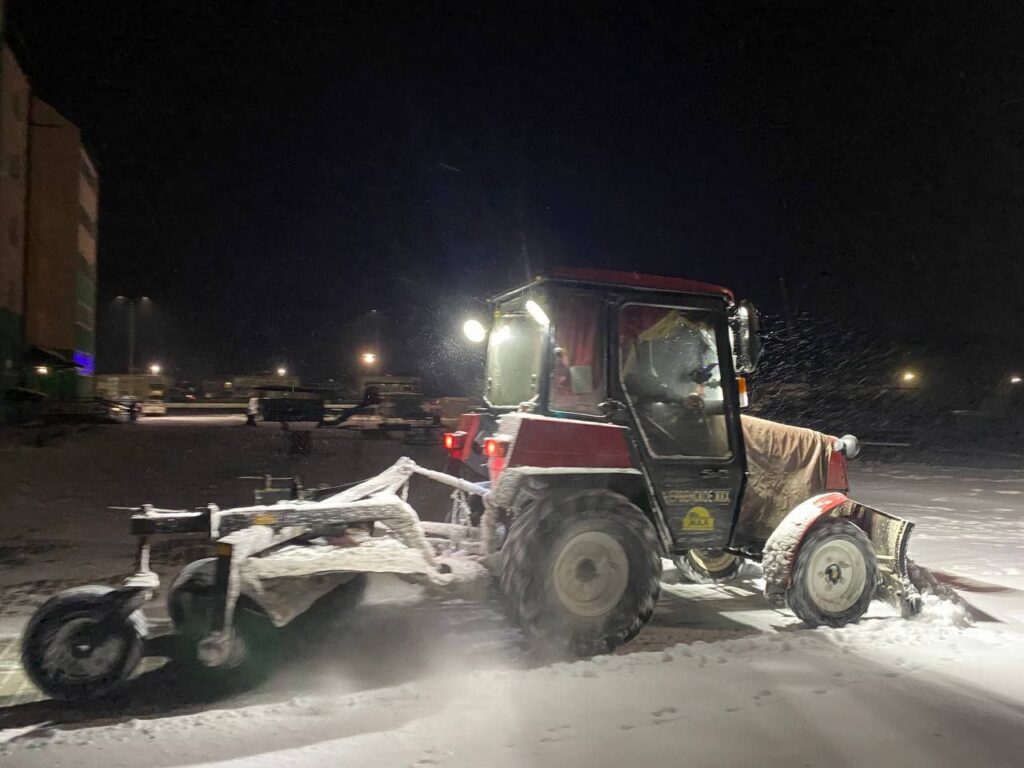 Снегопады под контролем: на Минщине с раннего утра работают 220 единиц спецтехники