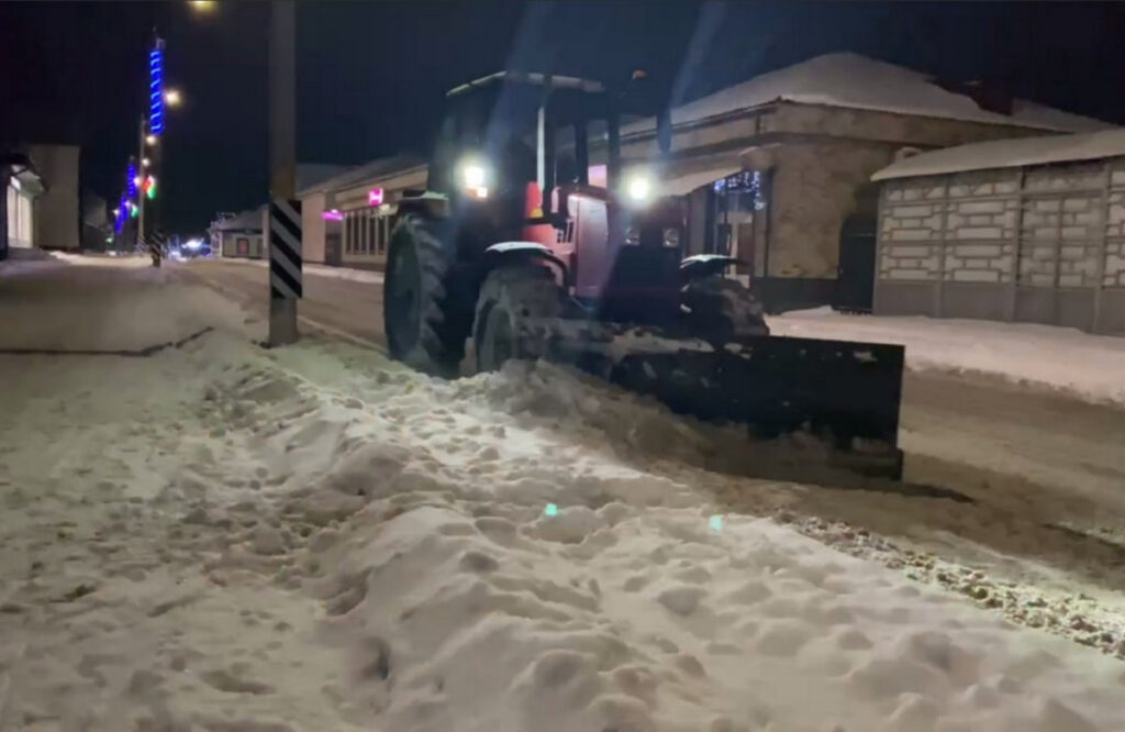 Как расчищают от снега Минскую область: 114 единиц спецтехники в деле
