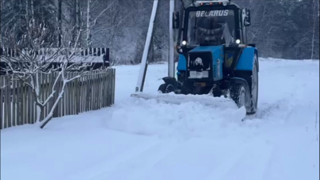 Почти 200 единиц техники убирают снег в Минской области