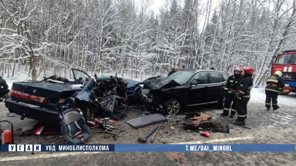 В Минском районе столкнулись два автомобиля BMW, погибла женщина