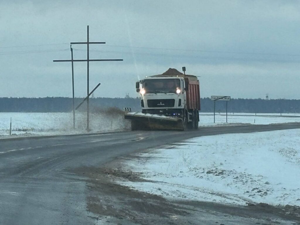 464 человека и 202 единицы техники убирают снег в Минской области