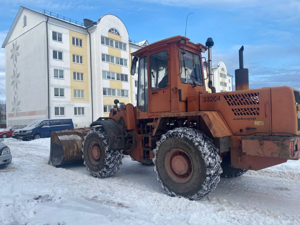 Более 180 единиц техники продолжают борьбу со снегопадом в Минской области