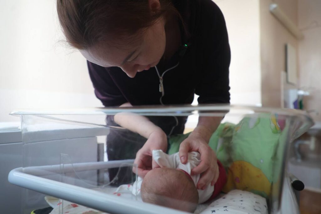 Эйсмонт передала подарки от Лукашенко мамам, родившим 1 января