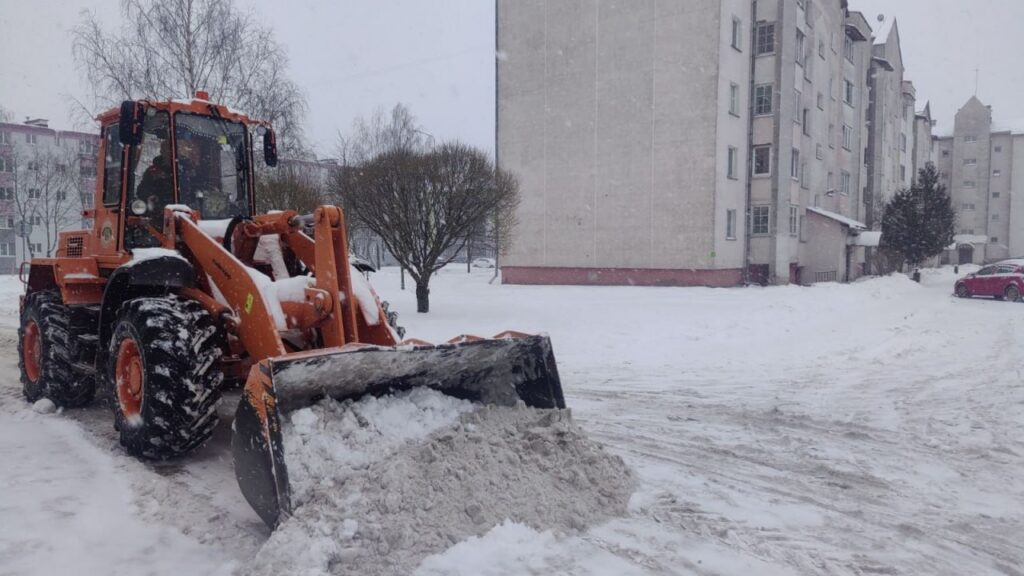 Во всеоружии: коммунальные службы Минщины работают в усиленном режиме из-за снегопада