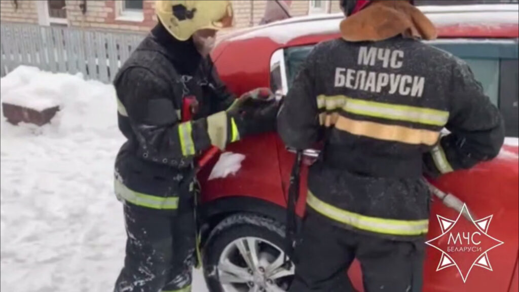 В Дзержинске спасатели освободили двухлетнего ребенка из запертого автомобиля