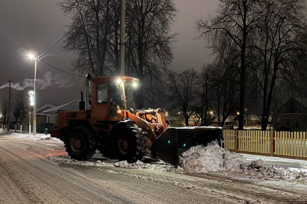 Техника вышла на линию с ночи — коммунальщики Минщины расчистили тысячи километров дорог к утру