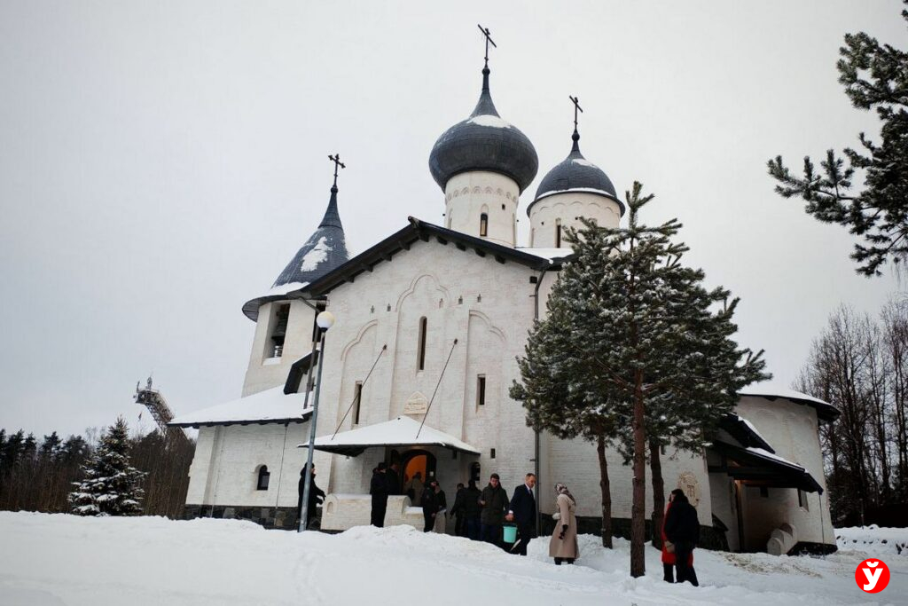 «Не бывает веры без конкретных добрых дел»: Лукашенко встретил Рождество в новом храме в Раубичах